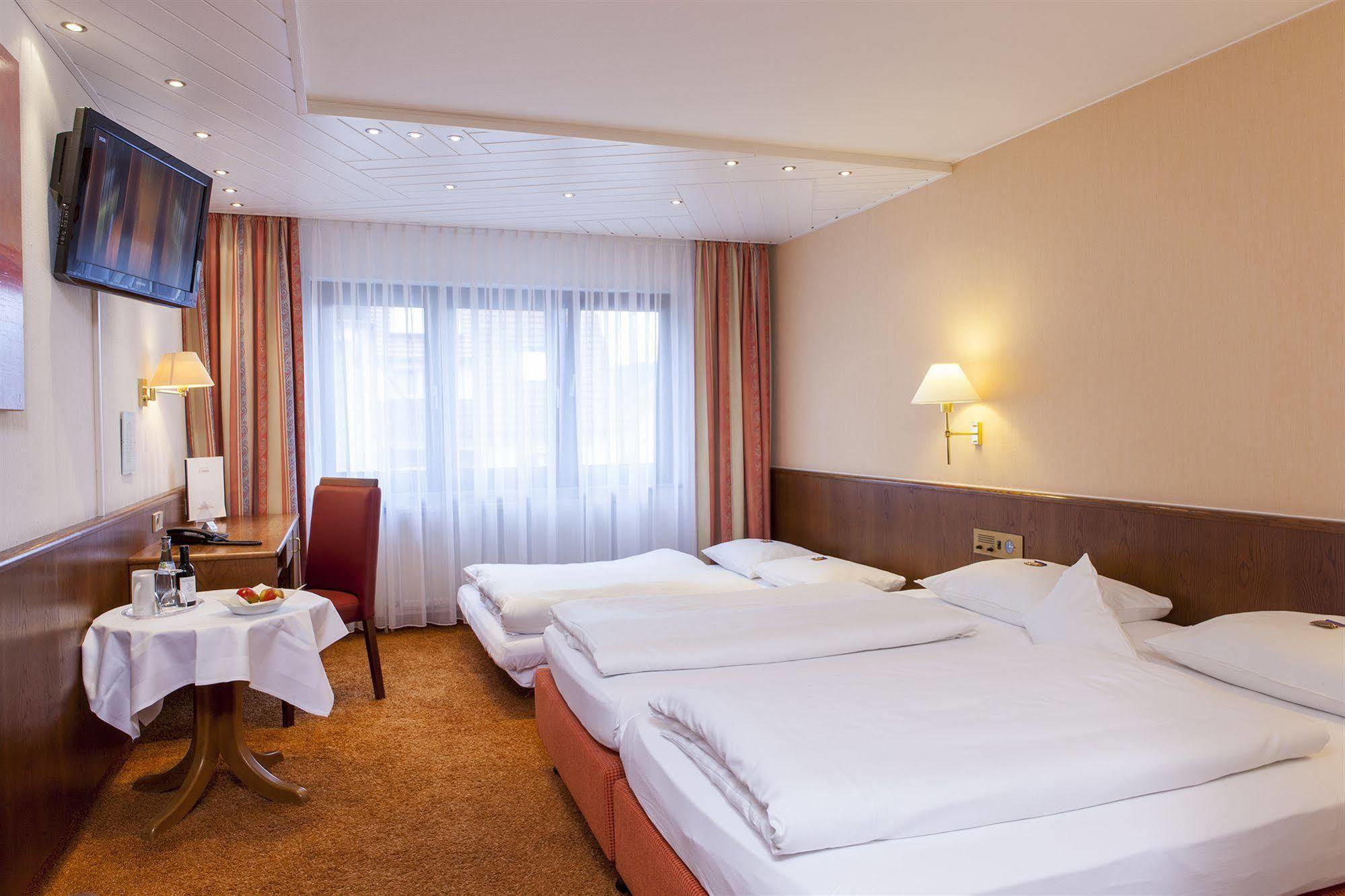 Hotel Lamm Ostfildern Bagian luar foto