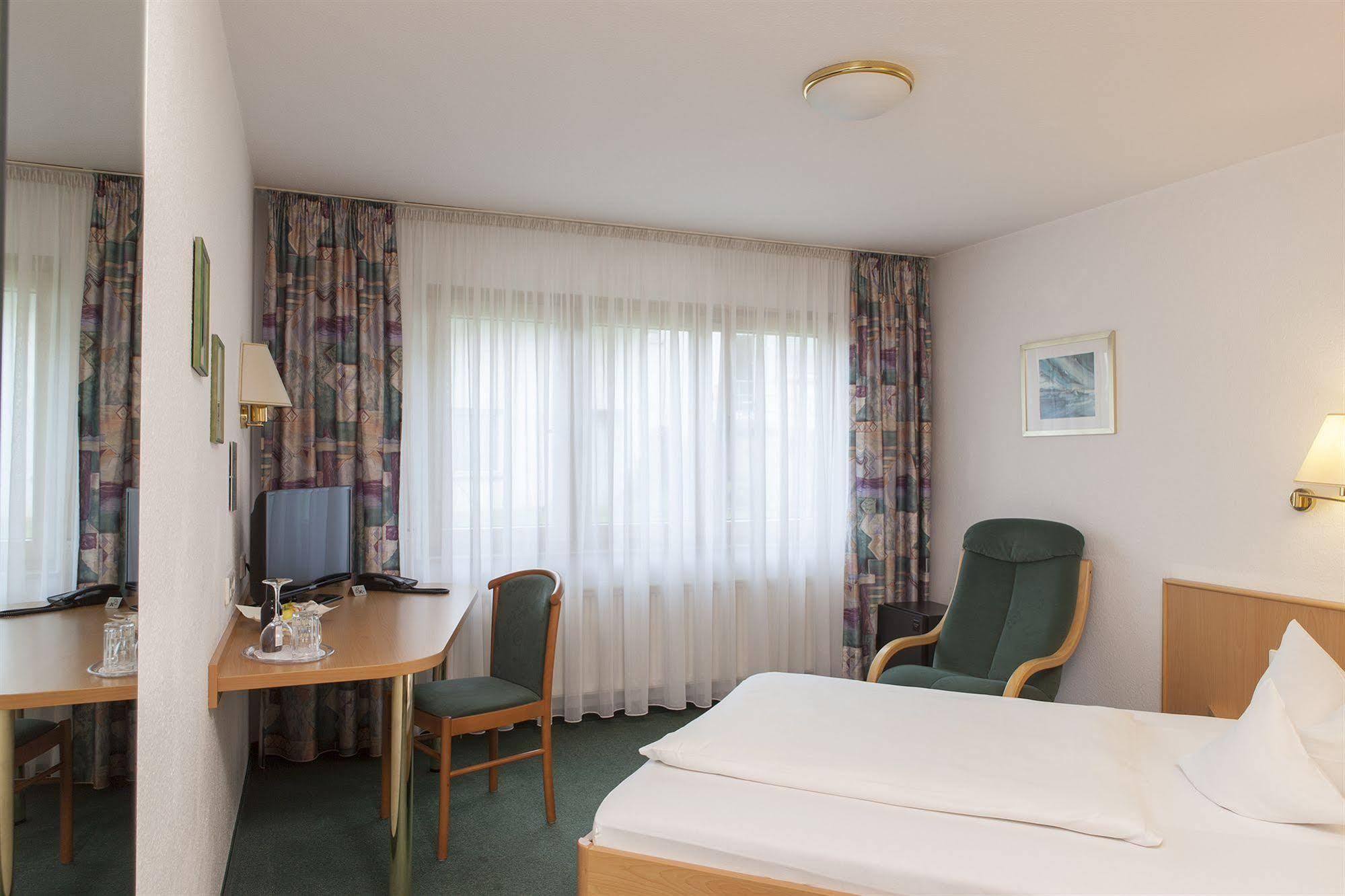 Hotel Lamm Ostfildern Bagian luar foto